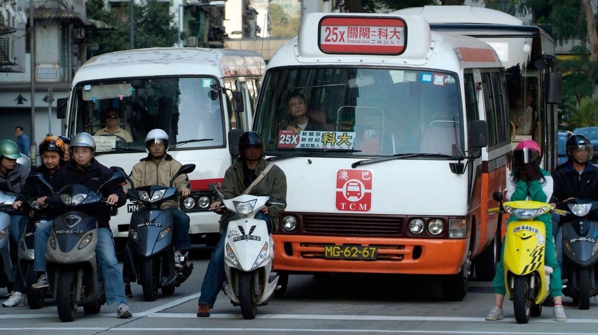 Autobus v Číně se propadl do desetimetrového kráteru